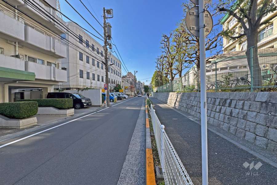 敷地の北側前面道路（東側から）