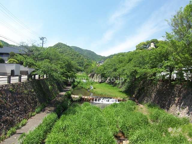 近くには「芦屋川」が流れ、自然豊かな環境です