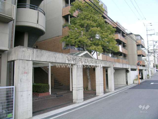 コンクリート打ち放しのアーチが付いた敷地入口