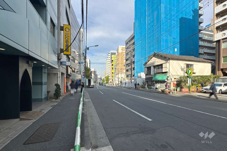 敷地西側の前面道路