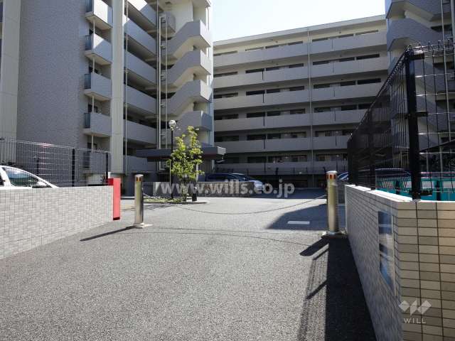 地上の駐車場の出入り口（ロボットゲート付き）