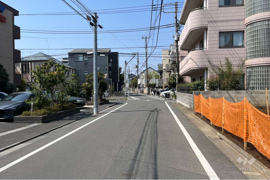 敷地の北側前面道路（東側から）