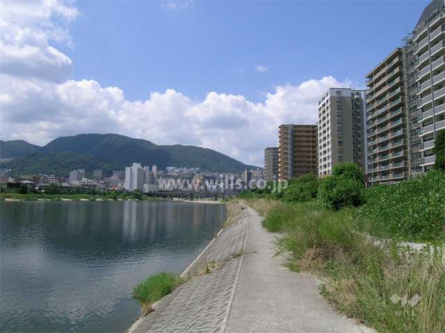 敷地の南側には武庫川が流れています。