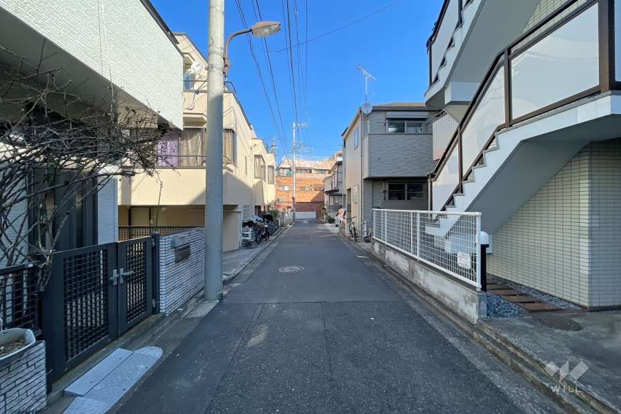 敷地の北西側前面道路（南西側から）