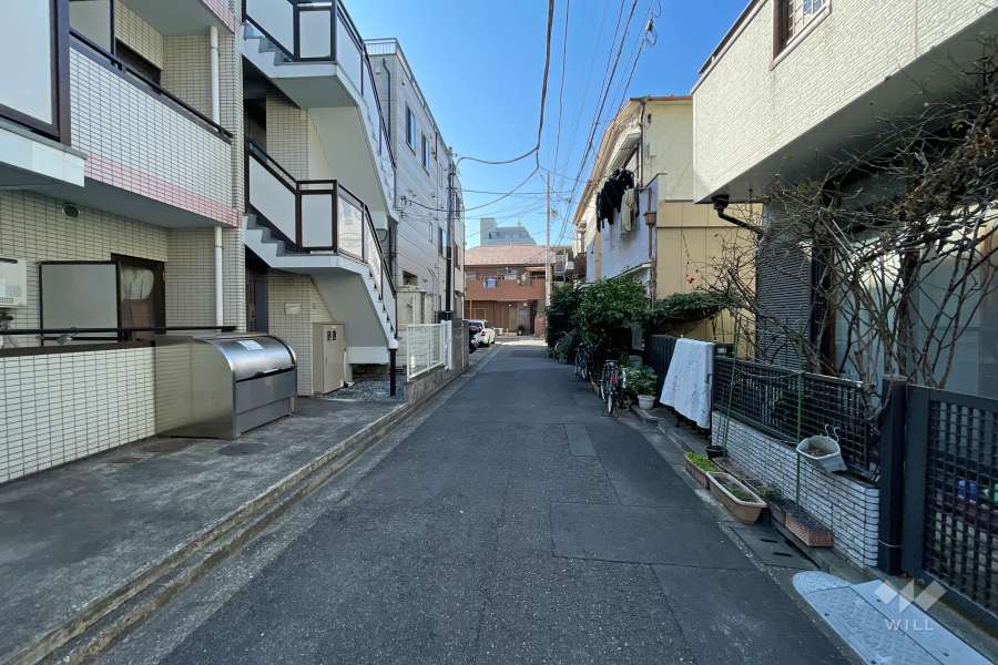 敷地の北西側前面道路（北東側から）