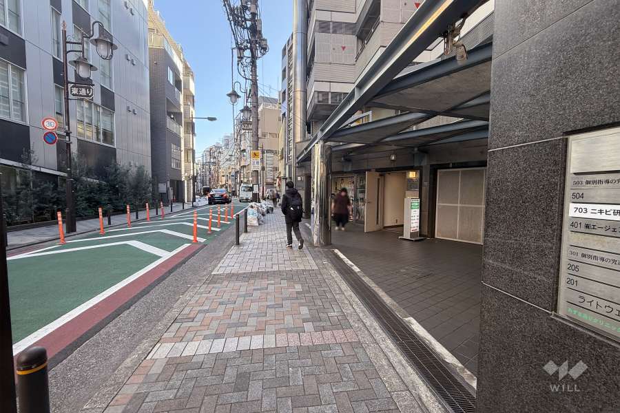 敷地北側の前面道路（西側から）