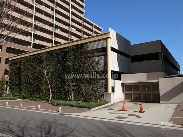 敷地中央にある駐車場棟