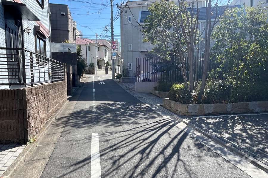 敷地東側の前面道路