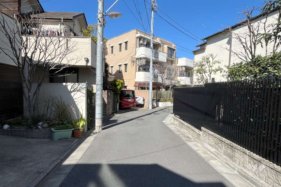 敷地西側の前面道路