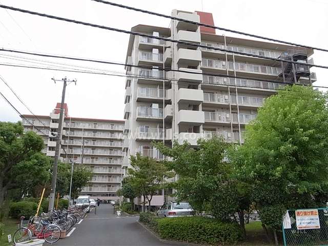 オリーブハイツ尼崎全体を北側から。手前が2号棟です。