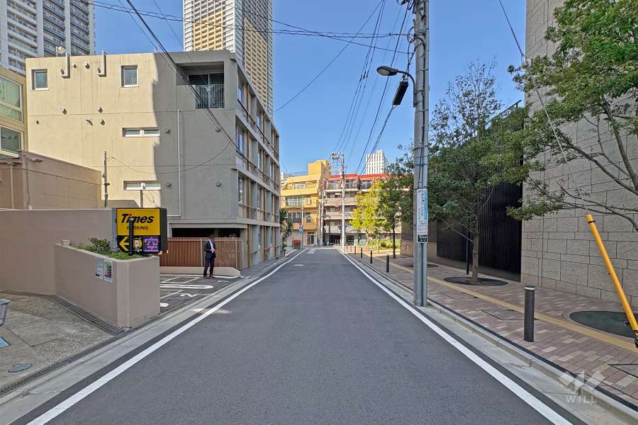敷地北側の前面道路（西側から）
