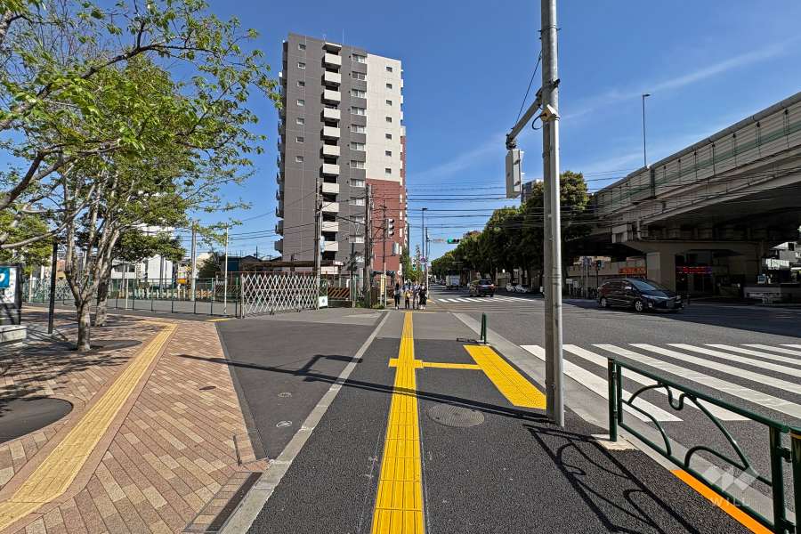 敷地南西側の前面道路は日出通りです（北西側から）。