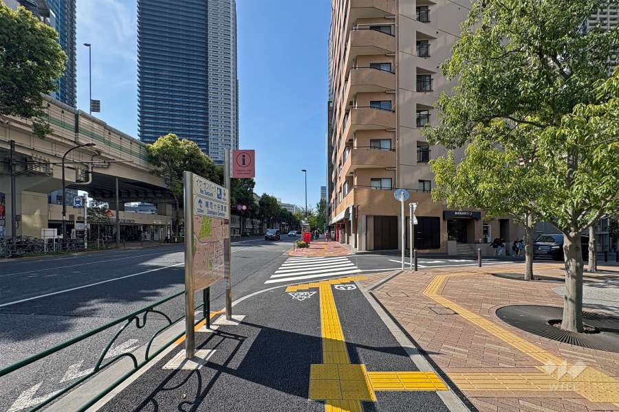 敷地西側の前面道路（南側から）。