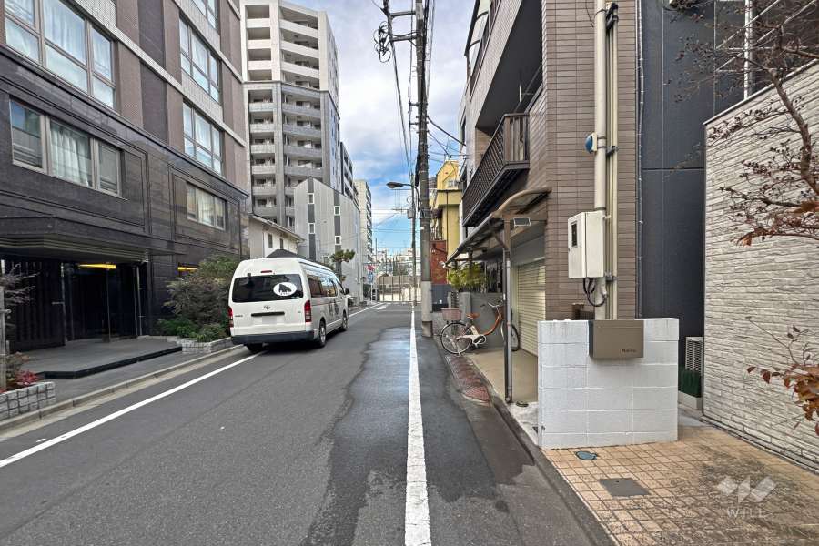 敷地の北側前面道路（東側から）
