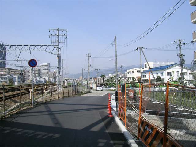 敷地の南側にはJR、東側には阪急の線路があります。