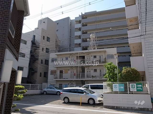 周辺はマンションの他、店舗や事務所が建ち並ぶ商業地です。