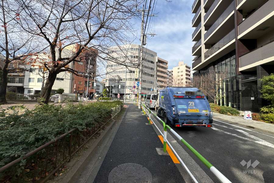 敷地西側の前面道路　