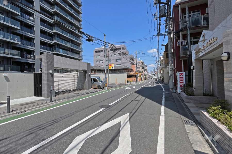 敷地の南東側前面道路（南西側から）