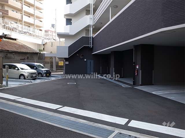 敷地内駐車場。屋外と屋内とがあります。