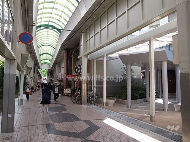 エントランスは商店街に面しています。