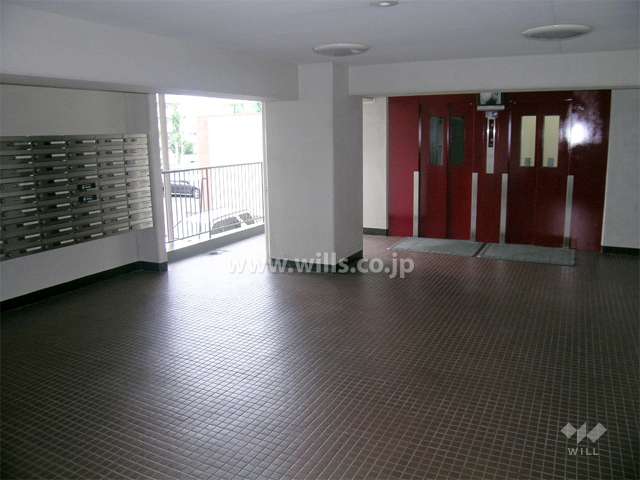 エントランスホール（エレベーターはモニター付き）