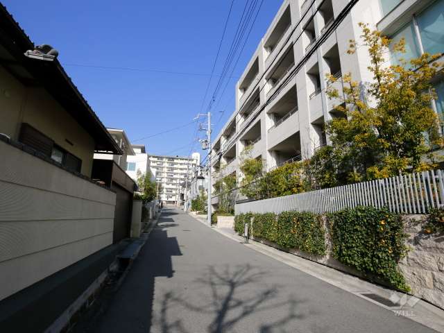 敷地西側の前面道路