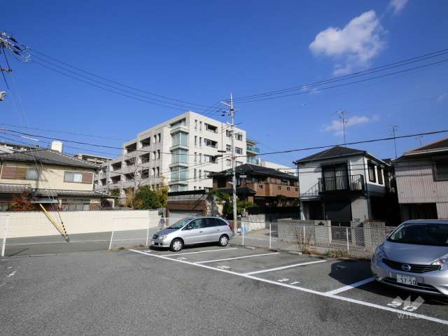 周辺は一戸建て、マンション、団地などが立ち並ぶ静かな住宅地です。