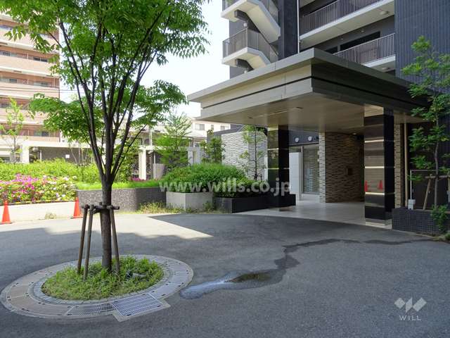 駐車場側にあるサブエントランス。車寄せがあります。