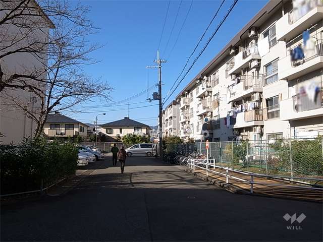 敷地西側の前面道路
