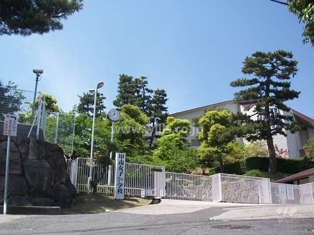 目の前に「甲南女子中・高学校」があります