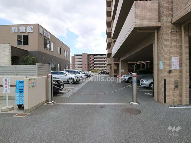 駐車場入り口はロボットゲート付きです。