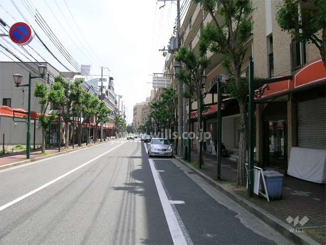 敷地北側は2車線の通りに面し、1階部分には店舗が入っています。