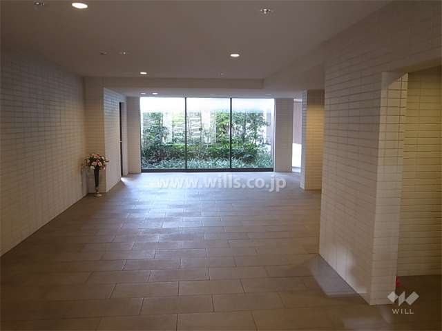 坪庭に面したエントランスホール