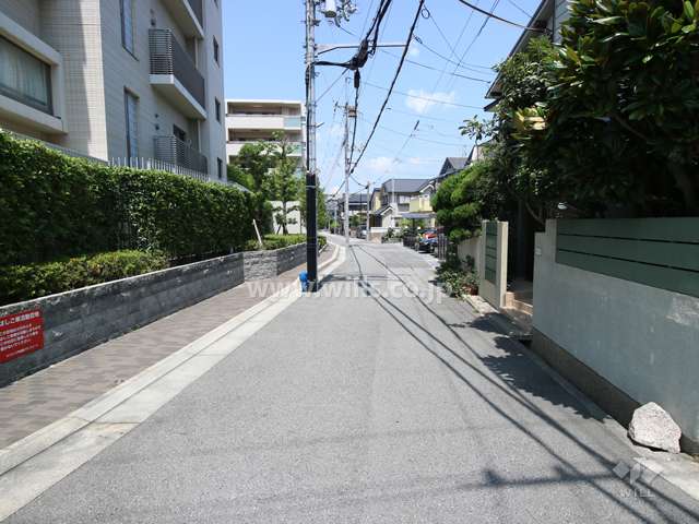 物件の東側前面道路（南側から）
