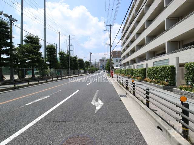 物件の南側前面道路（東側から）