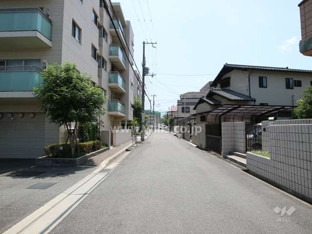 物件の西側前面道路（北側から）