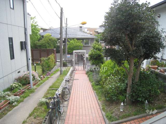 周辺は第一種低層住居専用地域に指定された高台の住宅地です。