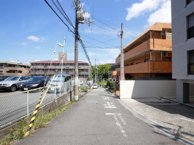 敷地西側の前面道路。周辺はマンションが多く立ち並ぶ住宅地