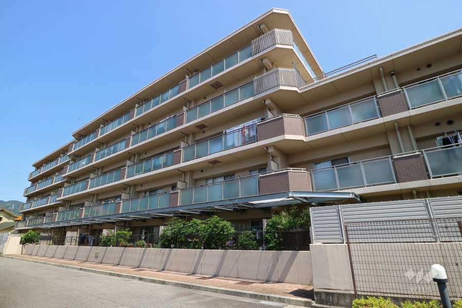 アクシアス宝塚小林の外観（南東側から）