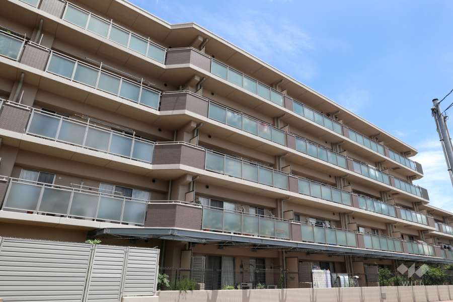 アクシアス宝塚小林の外観（南西側から）