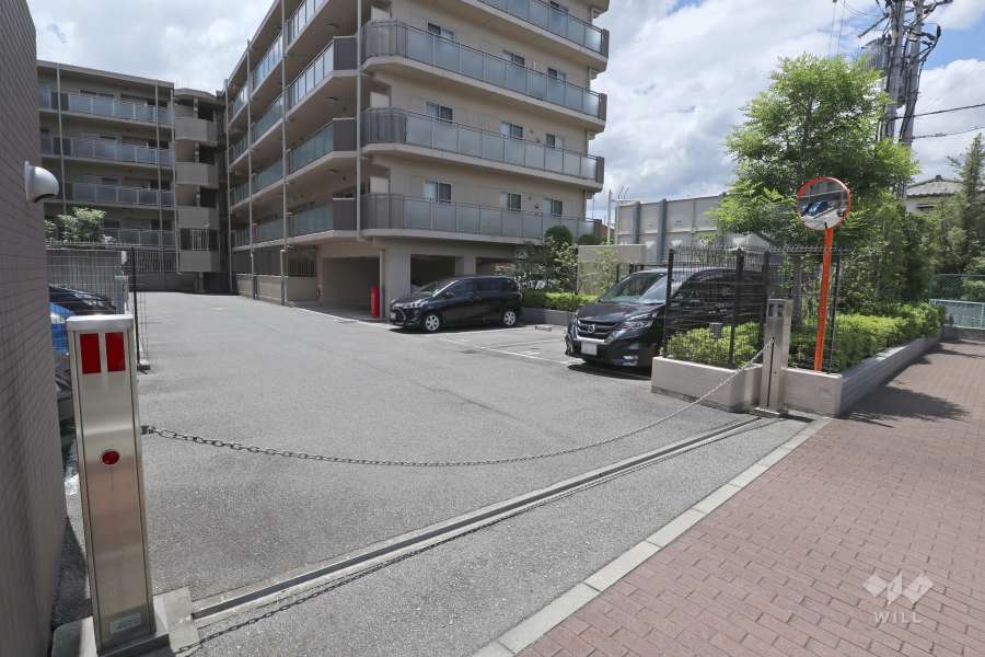 駐車場の出入り口（ロボットゲート付き）