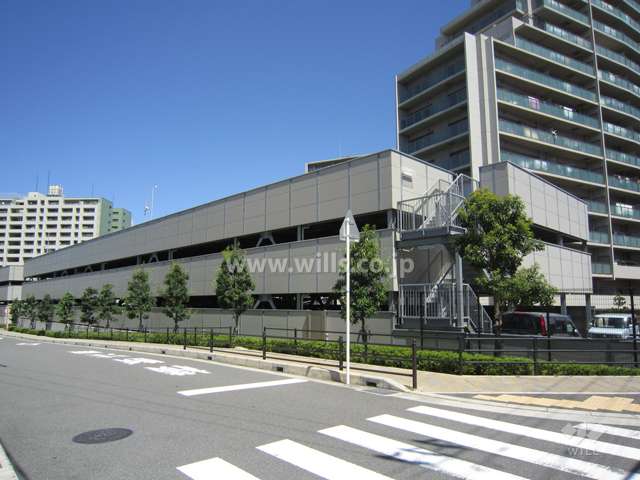 敷地北側にある駐車場棟（平面自走式）