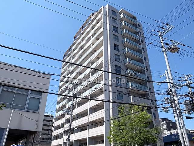 プラウド江坂サウスマークの外観（南東側から）