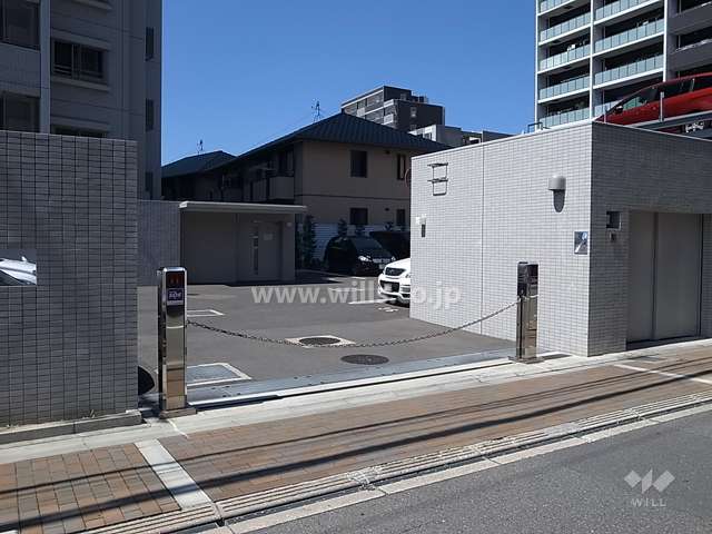 駐車場出入り口（ロボットゲート付き）