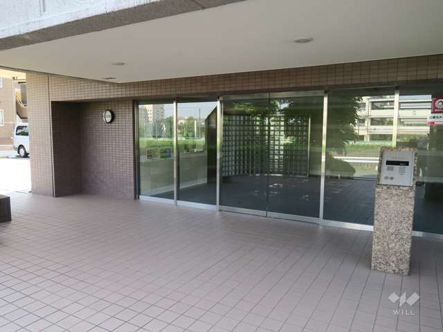 エントランスはオートロック付きです。