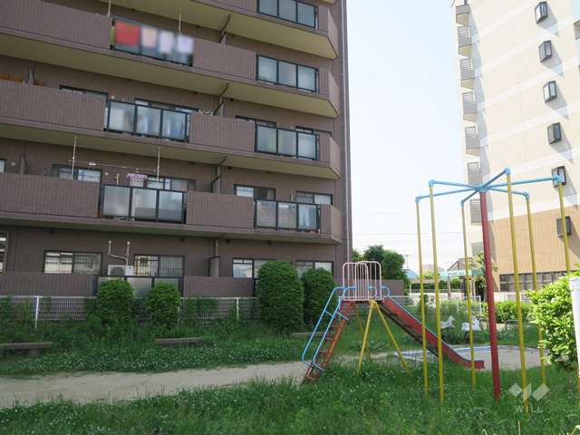 敷地北東側に隣接して公園があります。