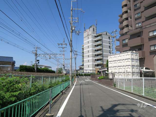 敷地の南西側前面道路。道を挟んで阪急京都線が走っています。
