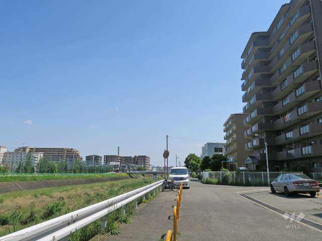 敷地の東側前面道路。大正川に面しています。