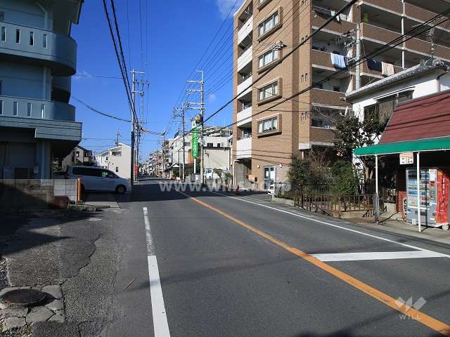 敷地南側の前面道路（東側から）