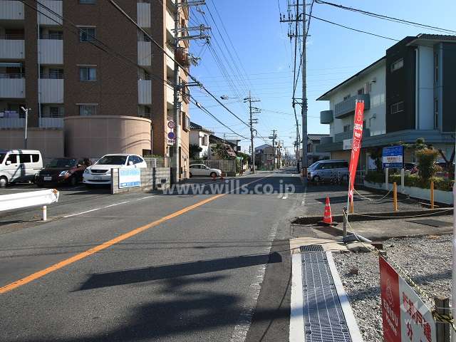 敷地南側の前面道路（西側から）
